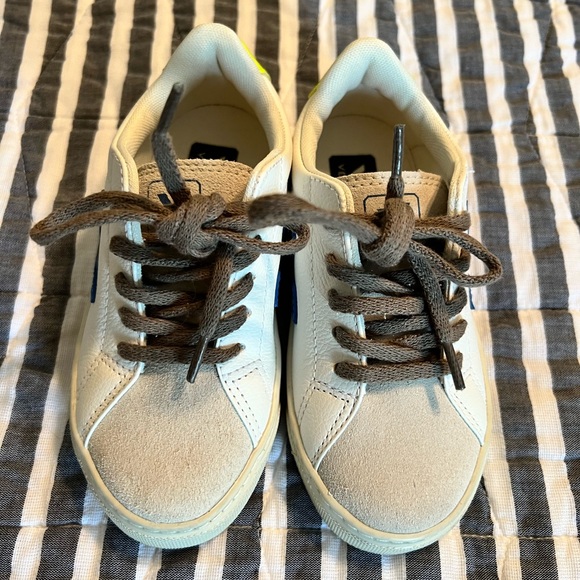 Toddler Veja Sneakers. - Picture 2 of 4